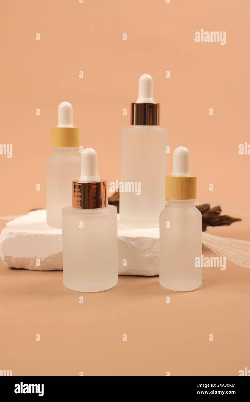 Bouteilles Dropper de luxe Skincare sur fond minimaliste Banque D'Images