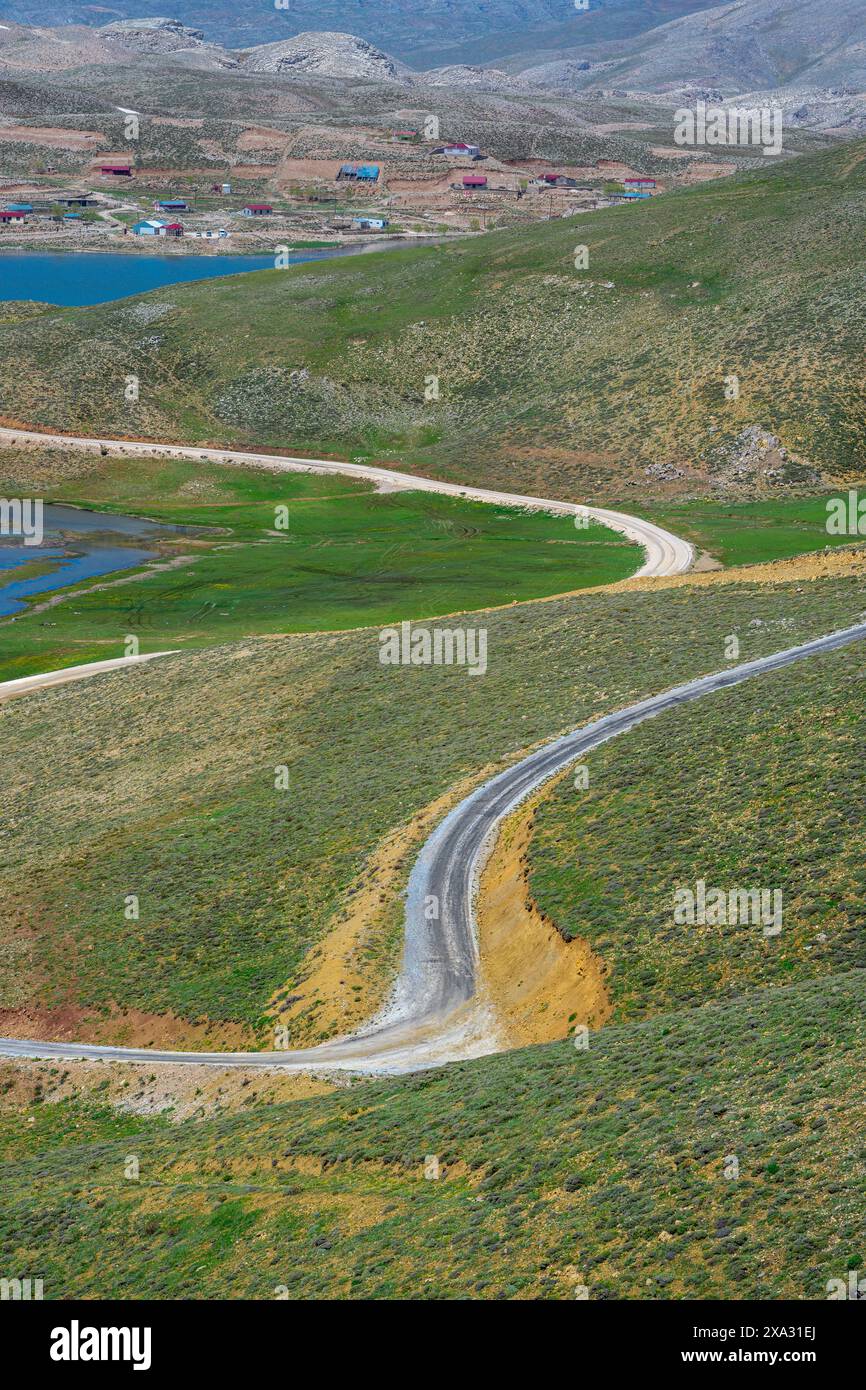 Route de montagne sinueuse entourée de verdure sur le plateau d'Antalya Egrigol Banque D'Images