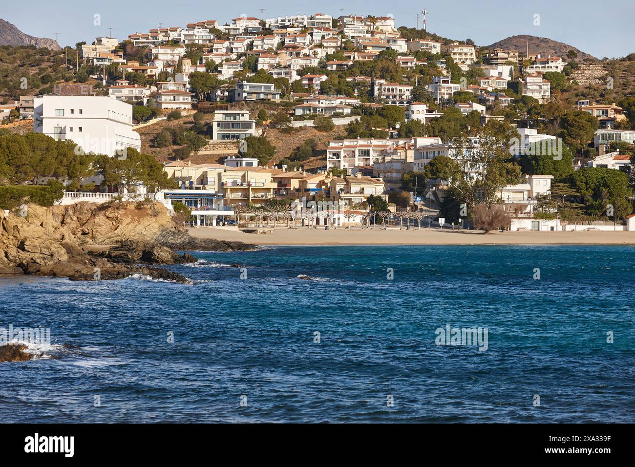 Costa brava plage méditerranéenne à Llansa. Grifeu Beach. Gérone, Espagne Banque D'Images