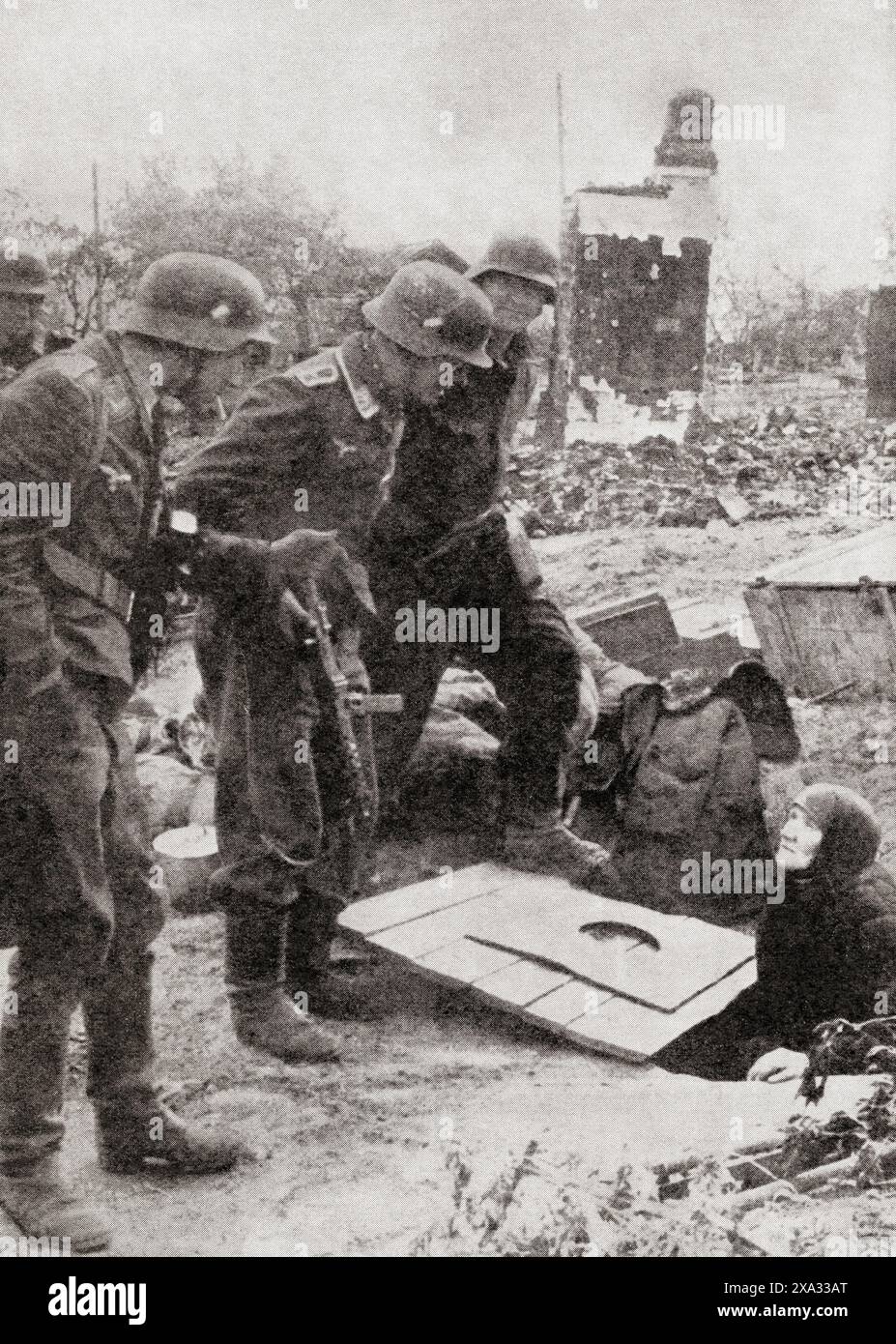 Soldats nazis regardant des femmes russes émerger d'une cave après un bombardement sur Stalingrad pendant la seconde Guerre mondiale, 1942. De la Guerre en images, quatrième année. Banque D'Images