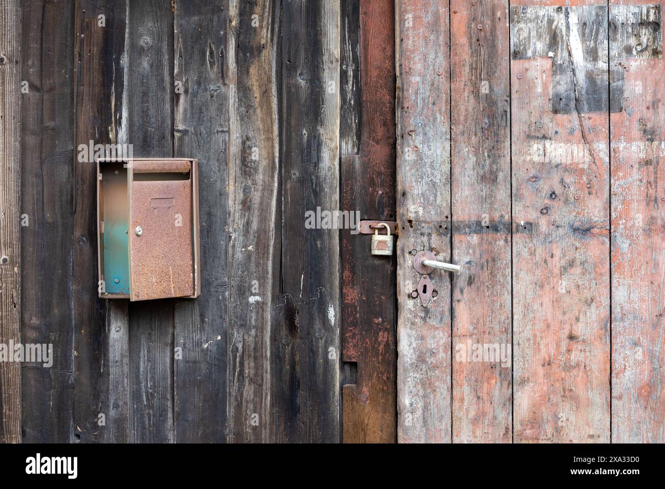 Vieille porte en bois avec serrure et une boîte aux lettres rouillée, vintage Lost place Design Banque D'Images