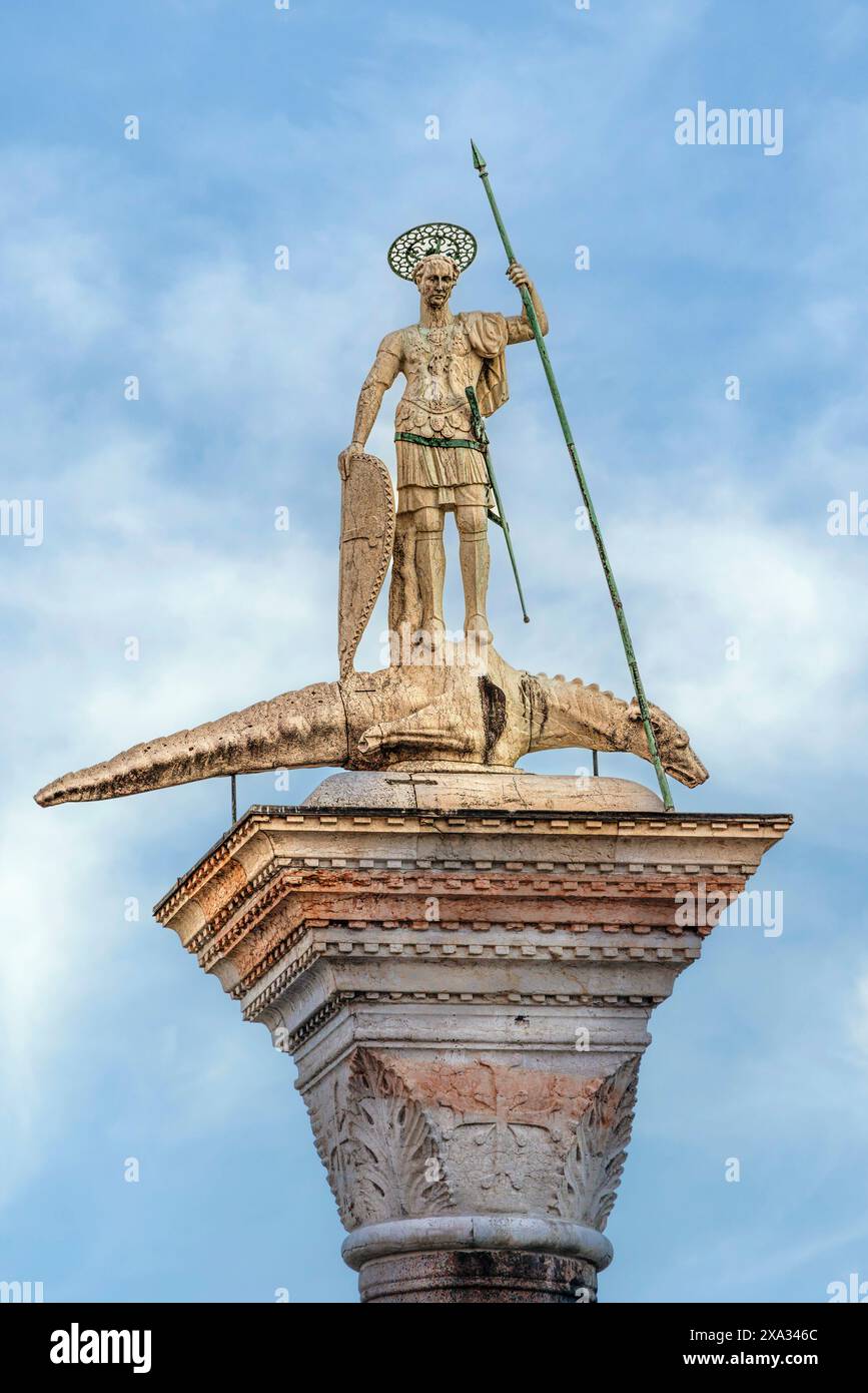 Venise, Province de Venise, région de Vénétie, Italie. Statue de Théodore au sommet de la colonne de granit dans la Piazzetta. Il a une lance dans la main et le pied Banque D'Images