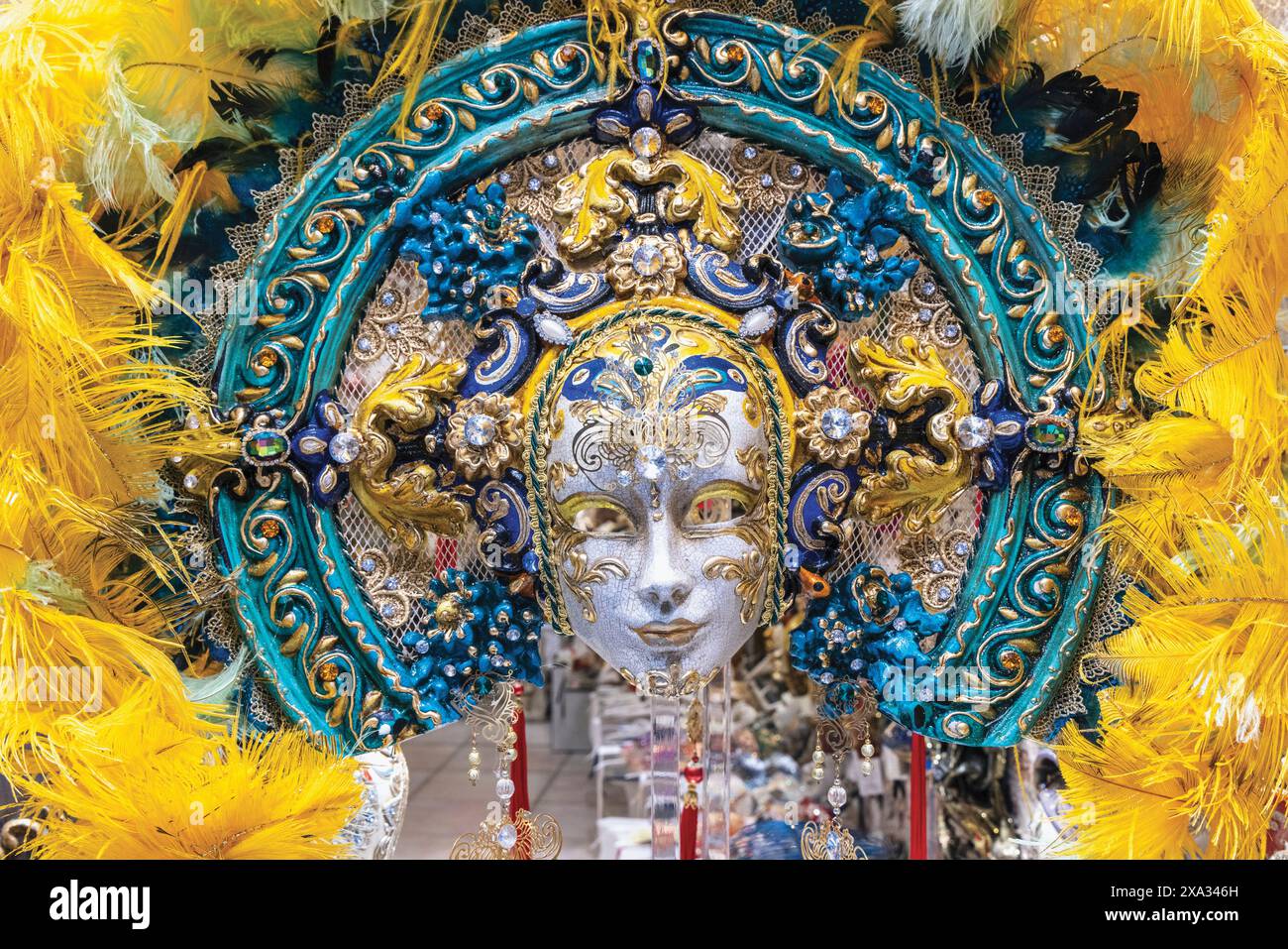 Venise, Province de Venise, région Vénétie, Italie. Masque de Carnaval à vendre dans la boutique de cadeaux. Venise est un site classé au patrimoine mondial de l'UNESCO. Banque D'Images