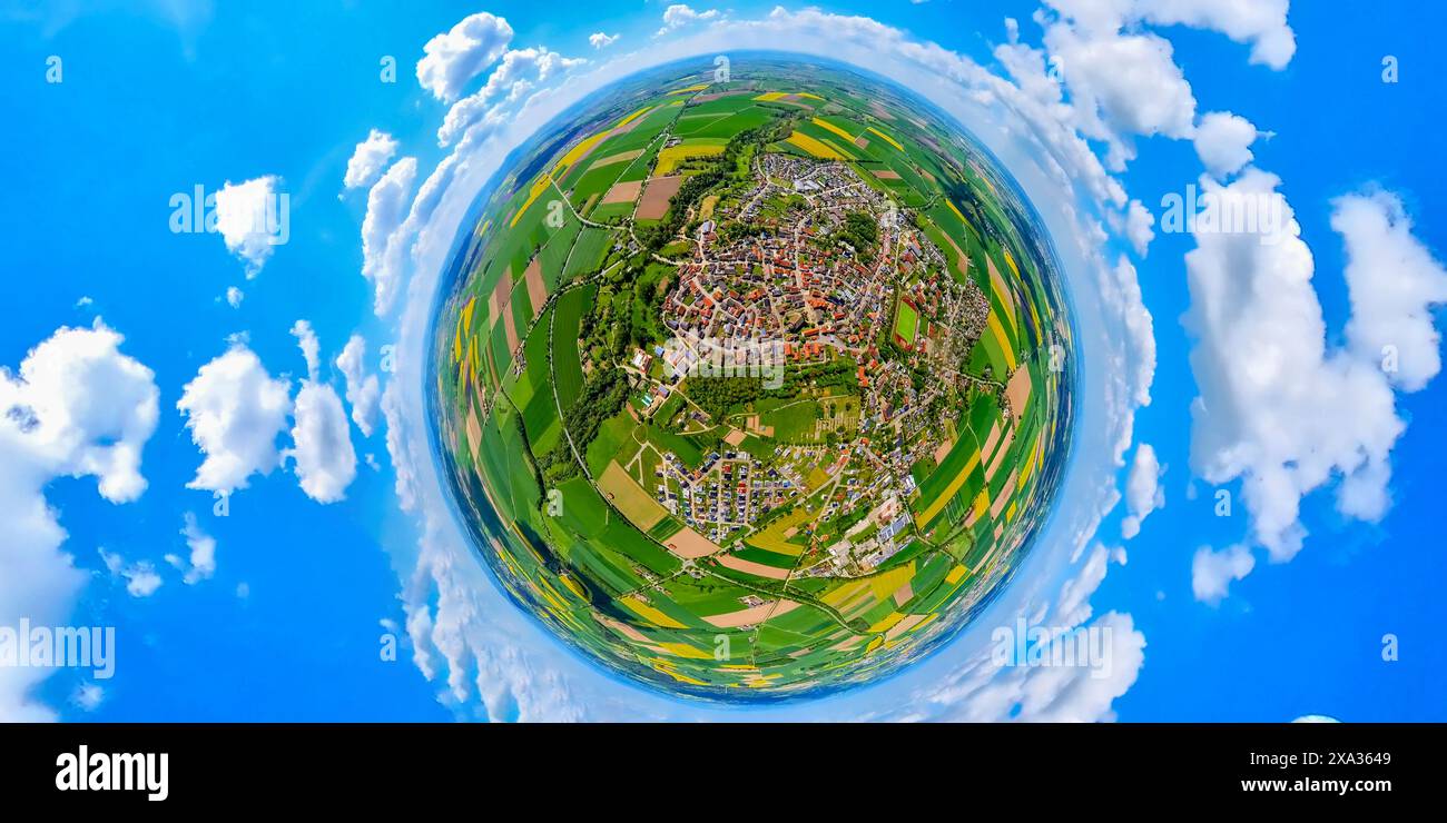 Vue aérienne, quartier résidentiel, vue sur Borgentreich, dans le centre regroupant église baptiste Johann, stade de football et stade d'athlétisme de VFR Borgentreich Banque D'Images