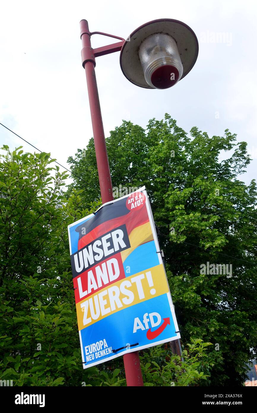 AFD-Wahlplakat - Wahl zum Europäischen Parlament - Die Wahl zum Europäischen Parlament findet vom 6. bis 9. Juni 2024 statt, sowohl in Deutschland als auch in Europa - Neustädt, Deutschland, GER, DEU, Allemagne, 01.06.2024 - Neustädt : Wahlplakat der Partei Die AFD mit dem slogan : AM 9,6. AFD - UNSER LAND ZUERST - EUROPA NEU DENKEN - LOGO : AFD - Abbildung: Deutsche Flagge Deutsche Nationalfarben Schwarz Rot Gold *** AFD affiche électorale élection au Parlement européen les élections au Parlement européen auront lieu du 6 au 9 juin 2024, en Allemagne et en Europe Neustädt, Allemagne, Banque D'Images