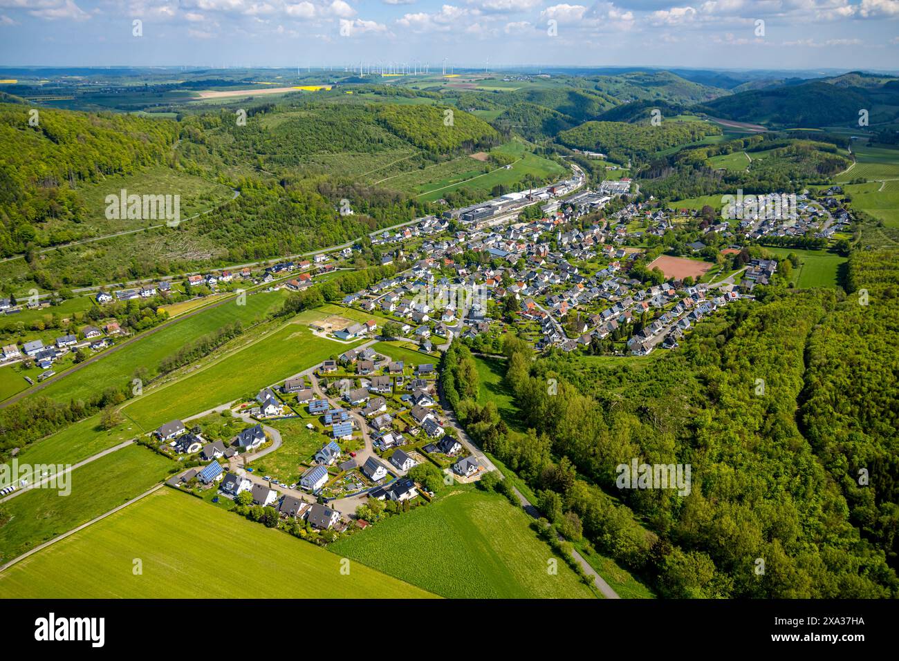 Vue aérienne, zone résidentielle, vue sur le quartier de Hoppecke, zone industrielle Hoppecke Batterien GmbH fabricant de batteries, Hoppecke, Brilon, Sauerland, Banque D'Images