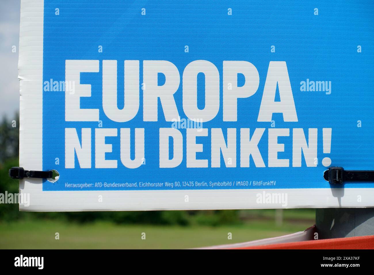 AFD-Wahlplakat - Wahl zum Europäischen Parlament - Die Wahl zum Europäischen Parlament findet vom 6. bis 9. Juni 2024 statt, sowohl in Deutschland als auch in Europa - Neustädt, Deutschland, GER, DEU, Allemagne, 01.06.2024 - Neustädt : Wahlplakat der Partei Die AFD mit dem slogan : AM 9,6. AFD - UNSER LAND ZUERST - EUROPA NEU DENKEN - LOGO : AFD - Abbildung: Deutsche Flagge Deutsche Nationalfarben Schwarz Rot Gold *** AFD affiche électorale élection au Parlement européen les élections au Parlement européen auront lieu du 6 au 9 juin 2024, en Allemagne et en Europe Neustädt, Allemagne, Banque D'Images