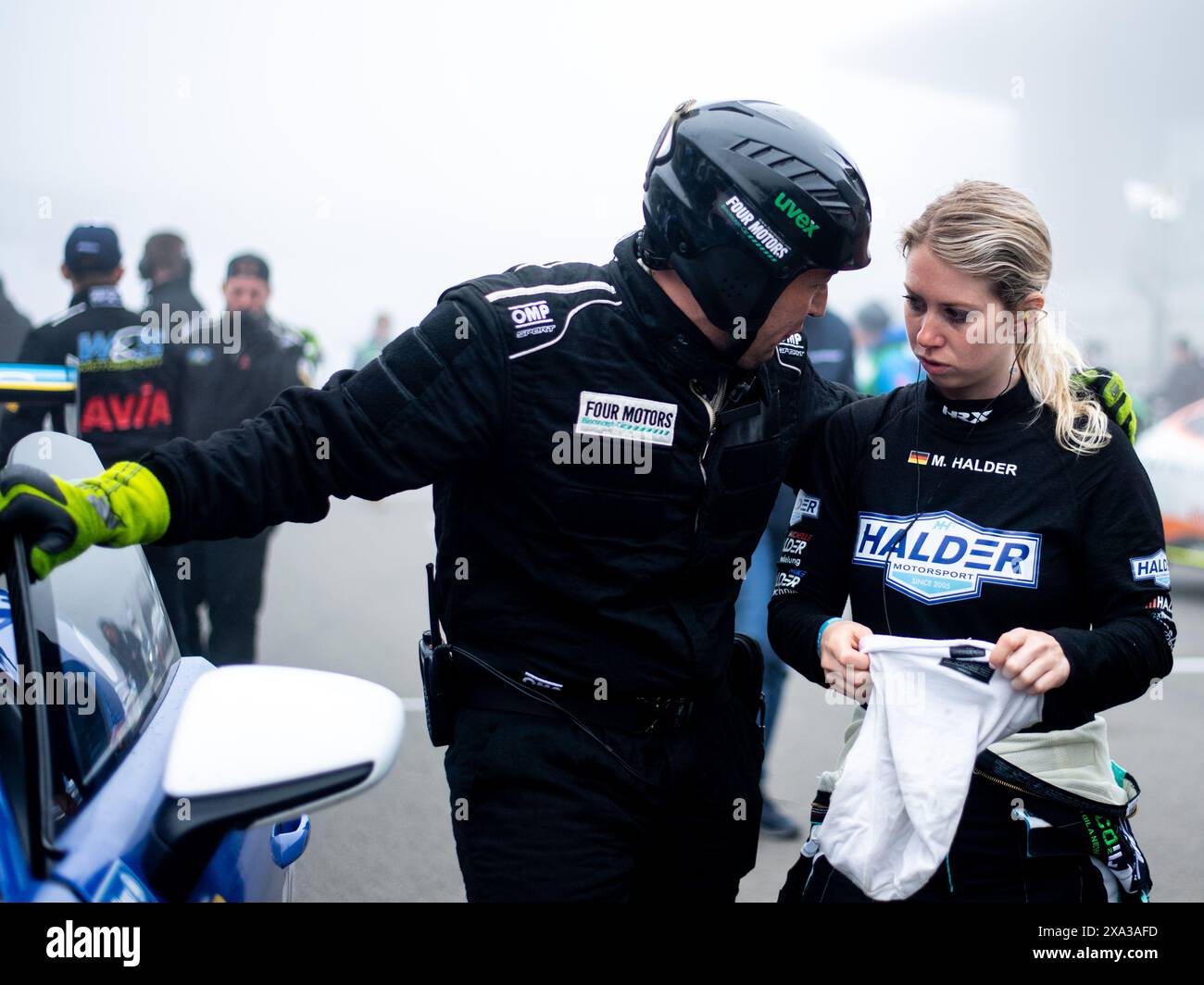 Michelle Halder (four Motors Bioconcept car, Porsche 911 GT3 Cup 992, AT2, #320) mit Mechaniker in der Startaufstellung, GER, 52. ADAC Ravenol 24h Nuerburgring, 24 Stunden Rennen, 02.06.2024 Foto : Eibner-Pressefoto/Michael Memmler Banque D'Images