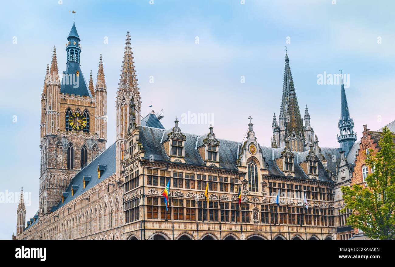 Ypres, Belgium Cloth Hall et Belfry Tower. Banque D'Images