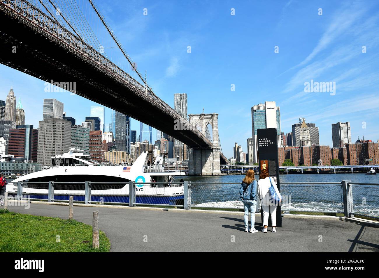 Vue imprenable sur le centre-ville de Manhattan le long de l'Hudson River, avec l'emblématique pont de Brooklyn, mai 2024, America USA Banque D'Images