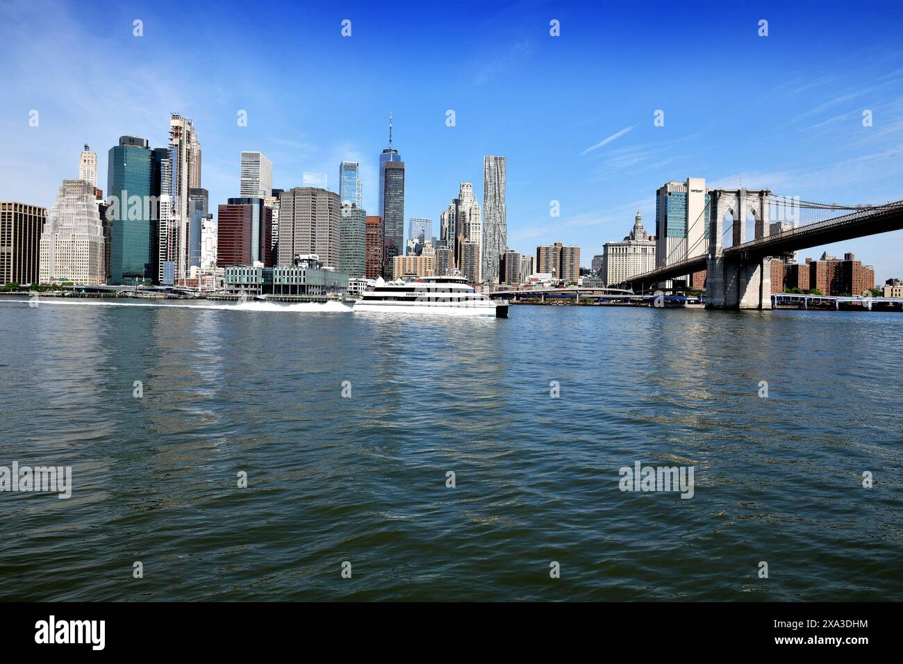 Vue imprenable sur le centre-ville de Manhattan le long de l'Hudson River, avec l'emblématique pont de Brooklyn, mai 2024, America USA Banque D'Images