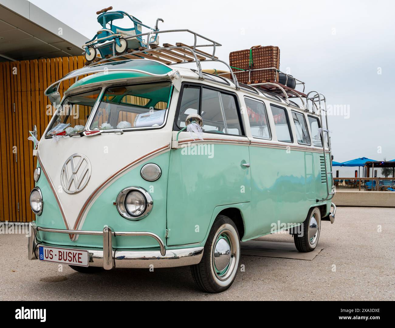 Scheveningen, pays-Bas, 26.05.2024, Vintage, personnalisé Volkswagen Kombi de couleur vert menthe au salon des voitures classiques Aircooler Banque D'Images