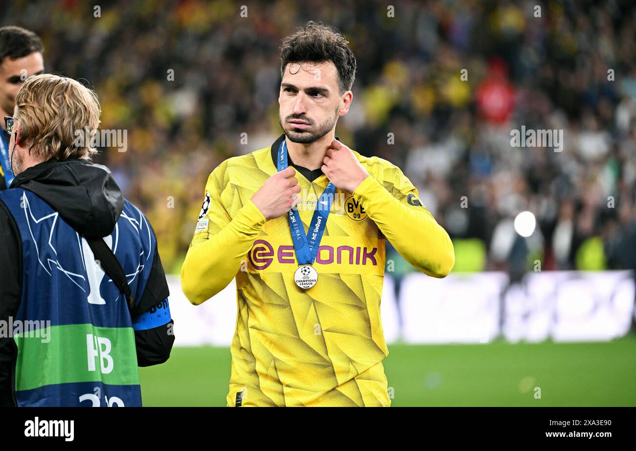 Fussball, finale de la Ligue des Champions, saison 2023/2024, Wembley Stadium London : Bor. Dortmund - Real Madrid 0:2 ; Mats Hummels (BVB) mit Medaille. LA RÉGLEMENTATION DE L'UEFA INTERDIT TOUTE UTILISATION DE PHOTOGRAPHIES COMME SÉQUENCES D'IMAGES ET/OU QUASI-VIDÉO Banque D'Images