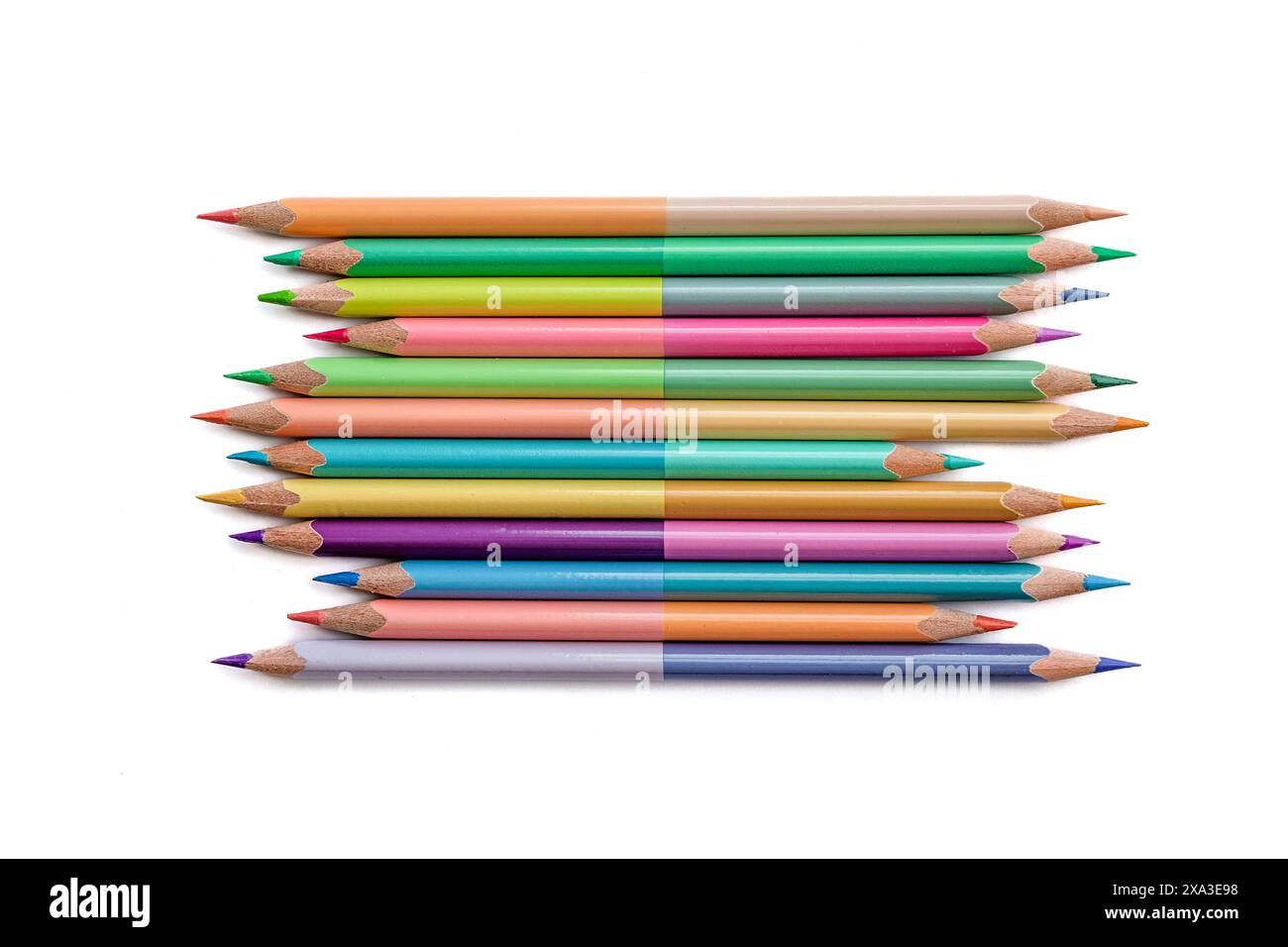 Crayons de couleur double face lumineux et pastel isolés sur fond blanc Banque D'Images