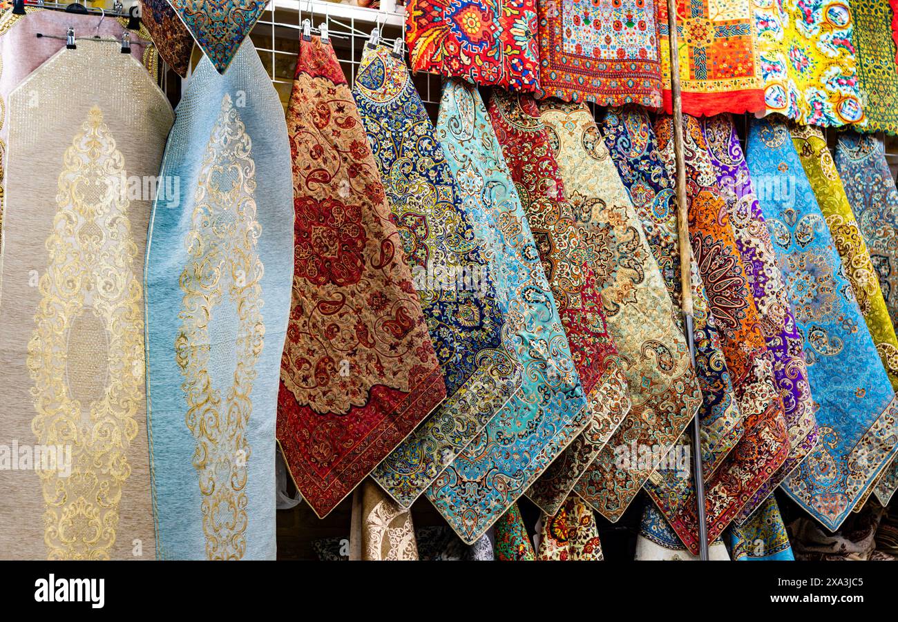 Magasin de tissu de table fait à la main, bazar de Vakil, Shiraz, Iran. Banque D'Images