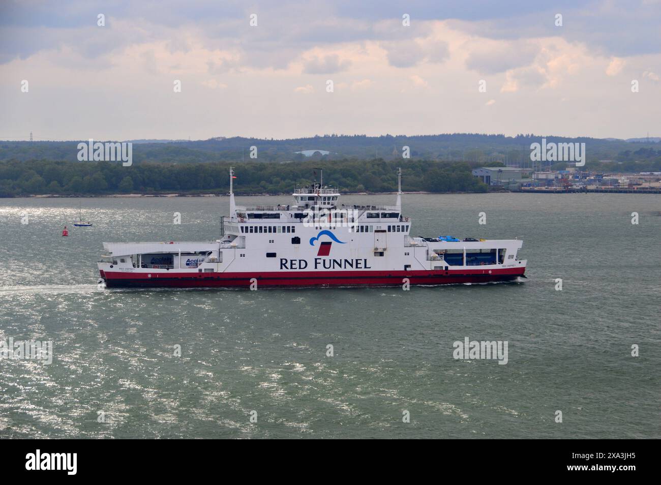 Le Red Funnel Passenger and car Ferry « Red Osprey » naviguant sur le Solent jusqu'à l'île de Wight depuis Southampton. Hampshire, Angleterre, Royaume-Uni. Banque D'Images