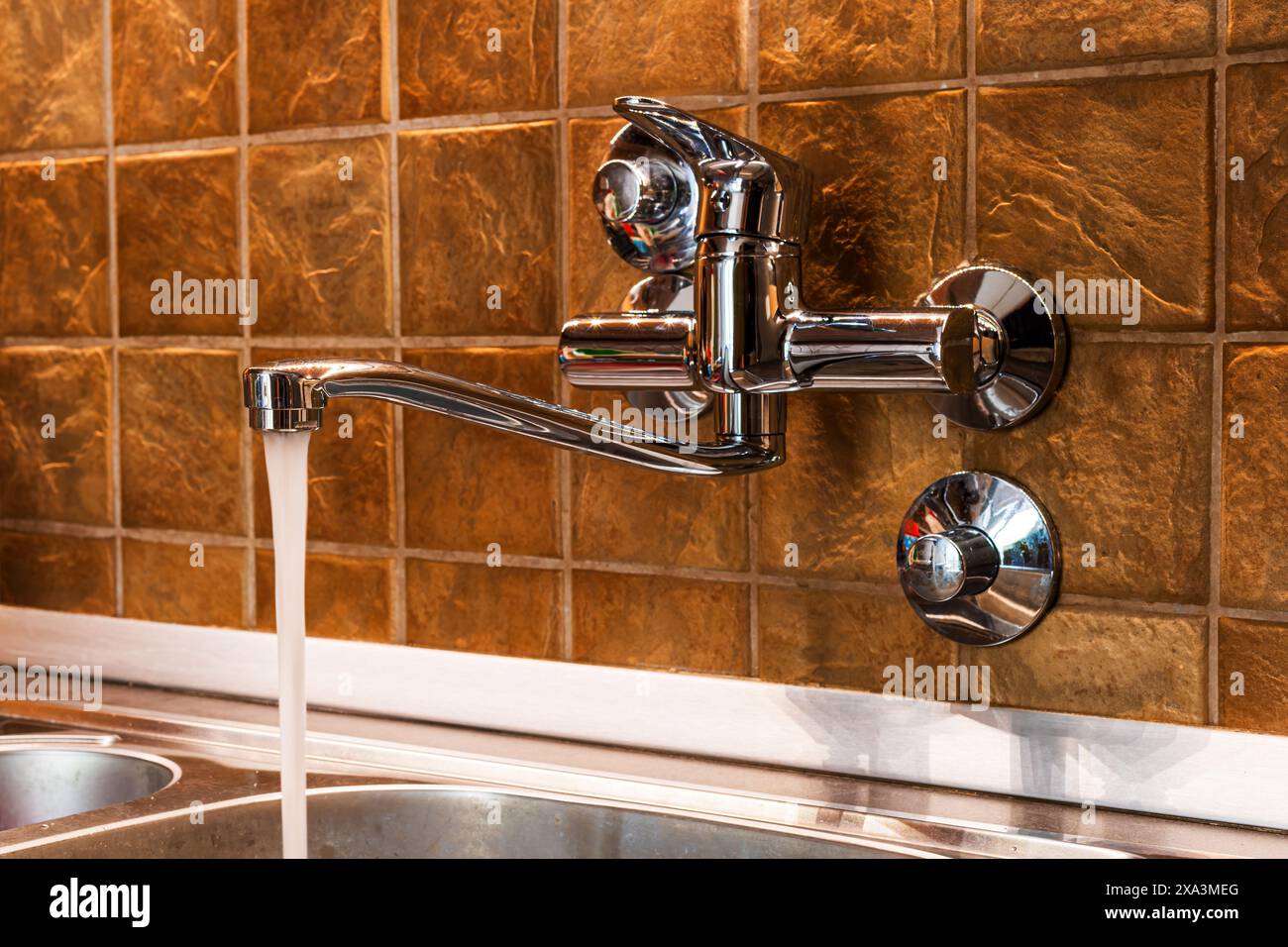 Eau qui coule du de cuisine Banque de photographies et d’images — free download