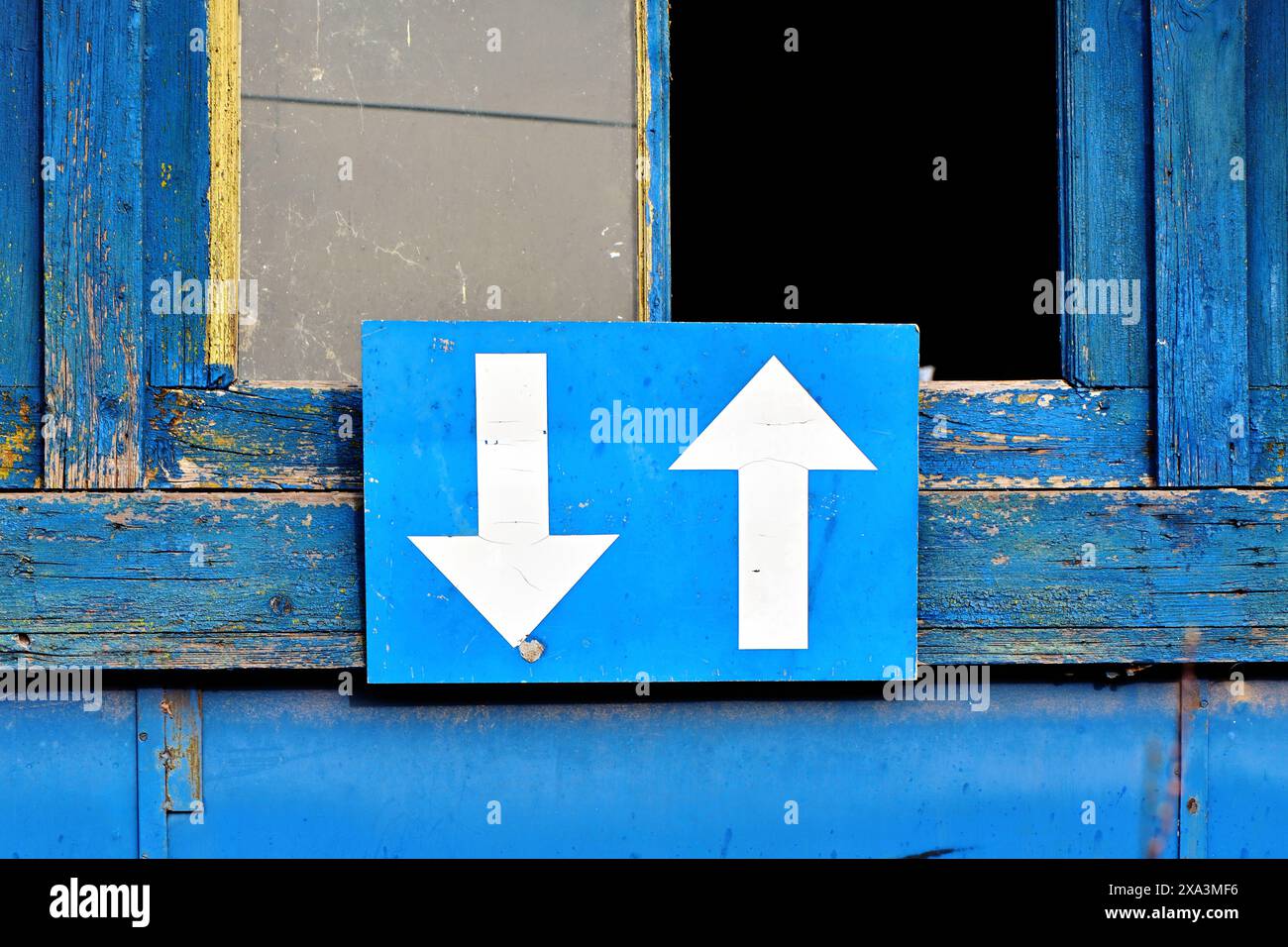 Flèche de direction signe haut et bas ou symbole avant et arrière sur la plaque bleue Banque D'Images