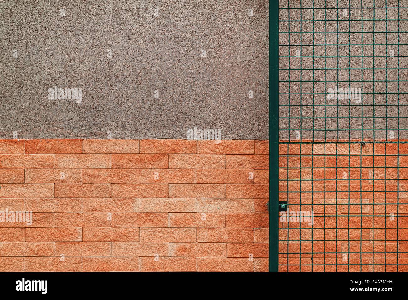 Fond abstrait, mur extérieur et bâtiment et passerelle de filet métallique, espace de copie inclus Banque D'Images