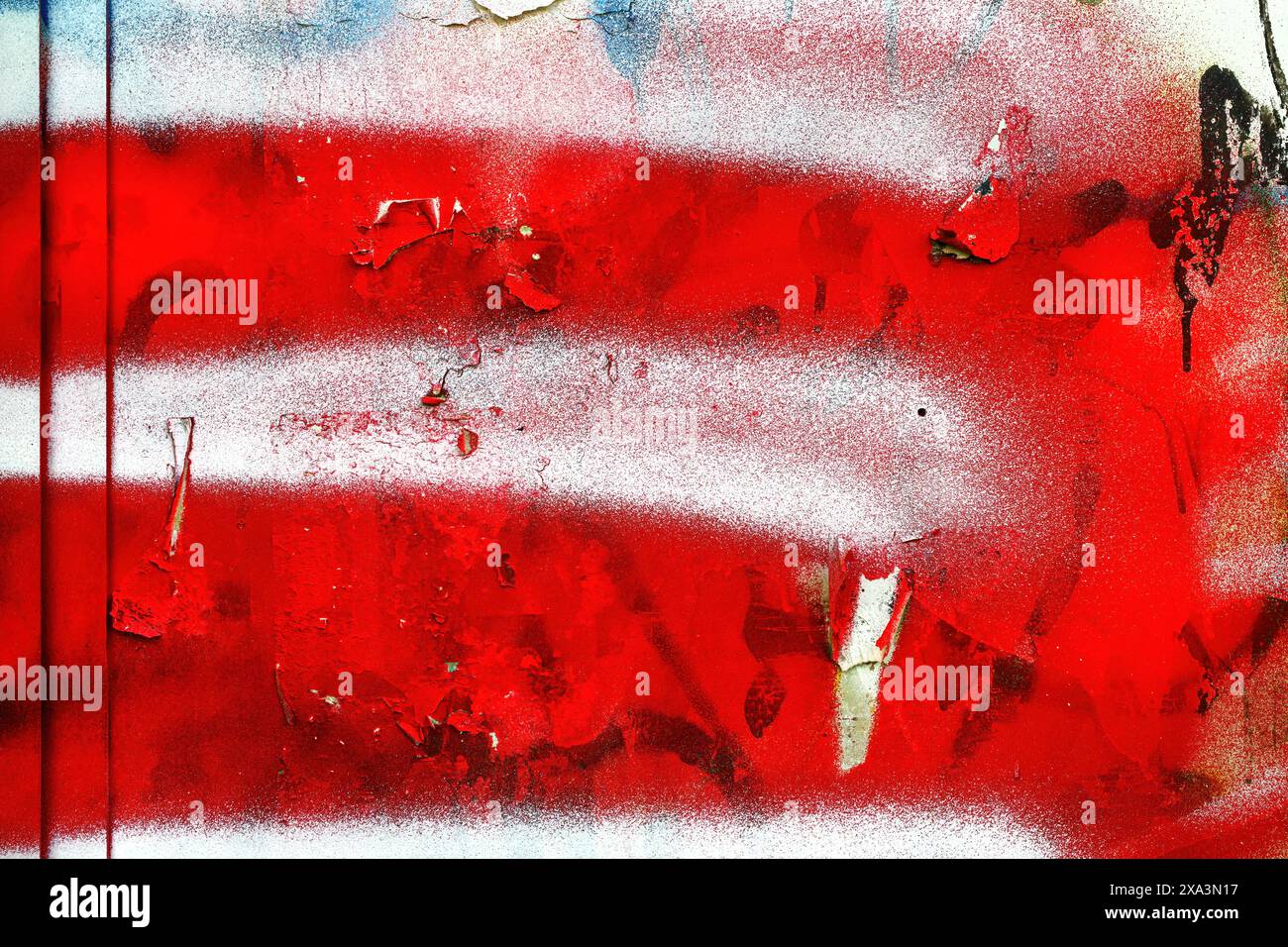 Texture grunge, peinture rouge et blanche en aérosol sur la surface métallique comme fond Banque D'Images