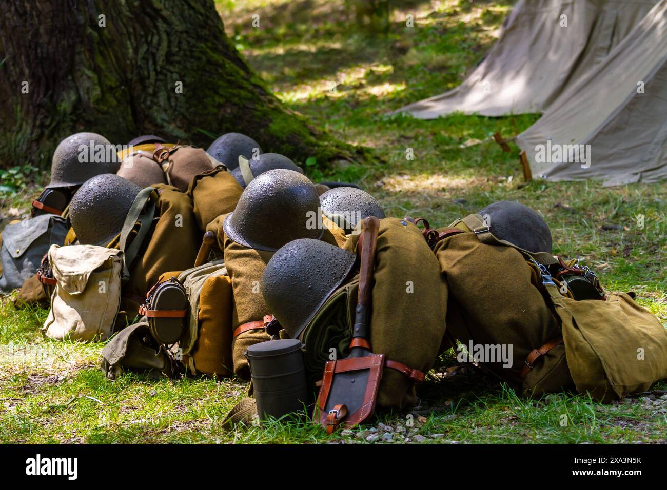 Équipement des soldats d'infanterie polonais pendant la guerre défensive polonaise de 1939. Un tas de sacs à dos, des casques dans les bois. Banque D'Images