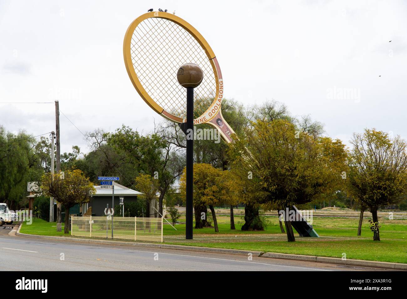 Barellan New South Wales, Australie 4 juin 2024, le raquette de tennis Big Dunlop en reconnaissance d'Evonne Goolagong Cawley. Banque D'Images