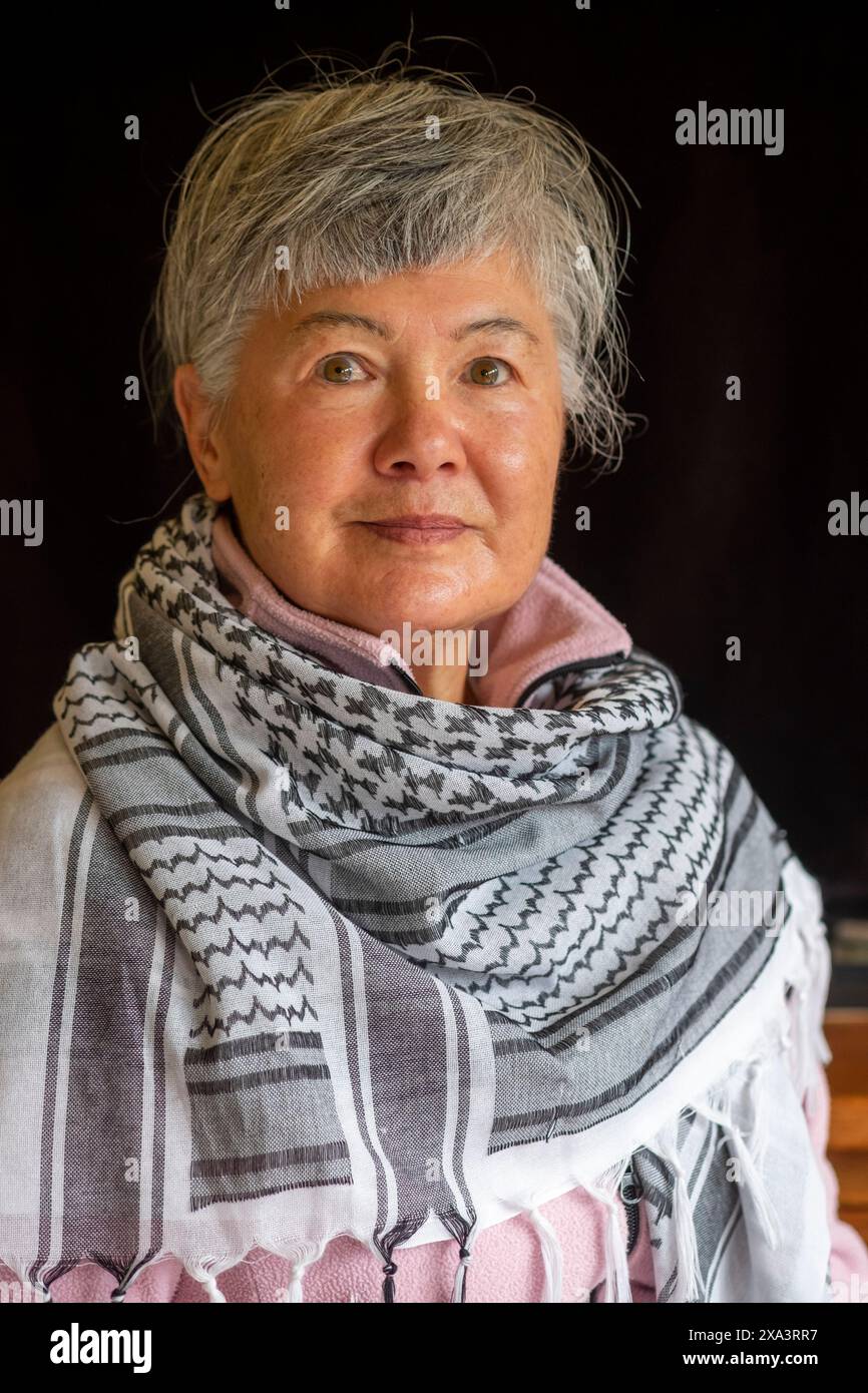 Une vieille eurasienne chinoise/italienne portant un keffiyeh pour démontrer son soutien à la Palestine Banque D'Images
