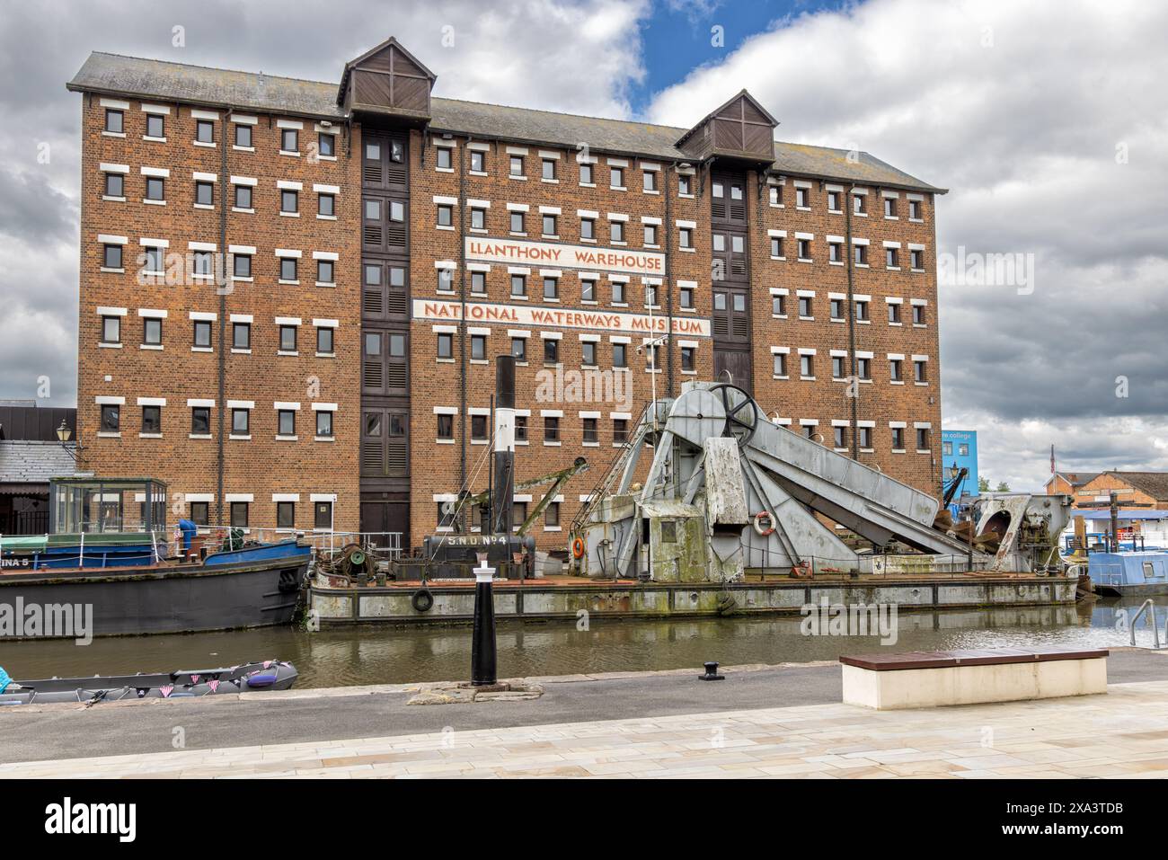 Drague à vapeur devant Llanthony Warehouse ex Corn Warehouse maintenant National Waterways Museum, Gloucester, Royaume-Uni Banque D'Images