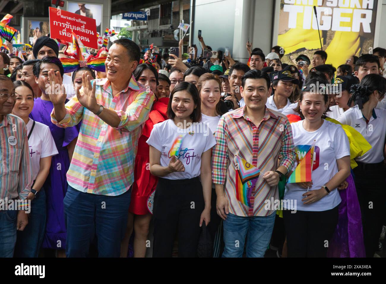 Le Bangkok Pride Parade 2024 a marqué une étape importante pour la Thaïlande, devenant le premier pays d'Asie du Sud-est à légaliser le mariage homosexuel. Le défilé arc-en-ciel a attiré plus de 200 000 participants et spectateurs. Le premier ministre Mr. Srettha Thavisin a participé à l'ouverture et au défilé avec d'autres ministres du parlement. Banque D'Images