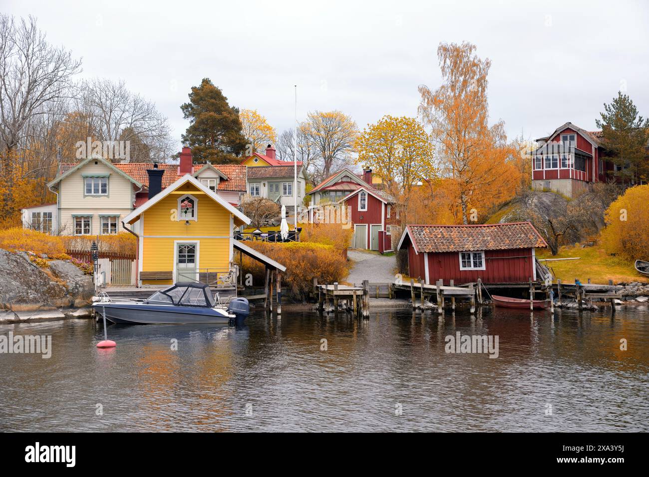 Maisons au bord de l'eau à Vaxholm, archipel de Stockholm Banque D'Images