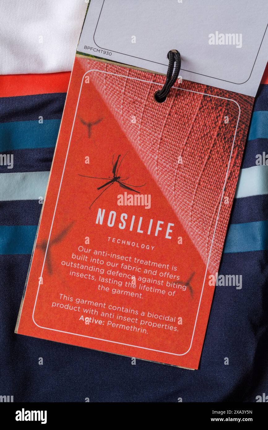 Étiquette Nosilife avec informations sur la technologie Nosilife sur le t-shirt Polo à manches courtes Nosilife Pro de Craghoppers Banque D'Images