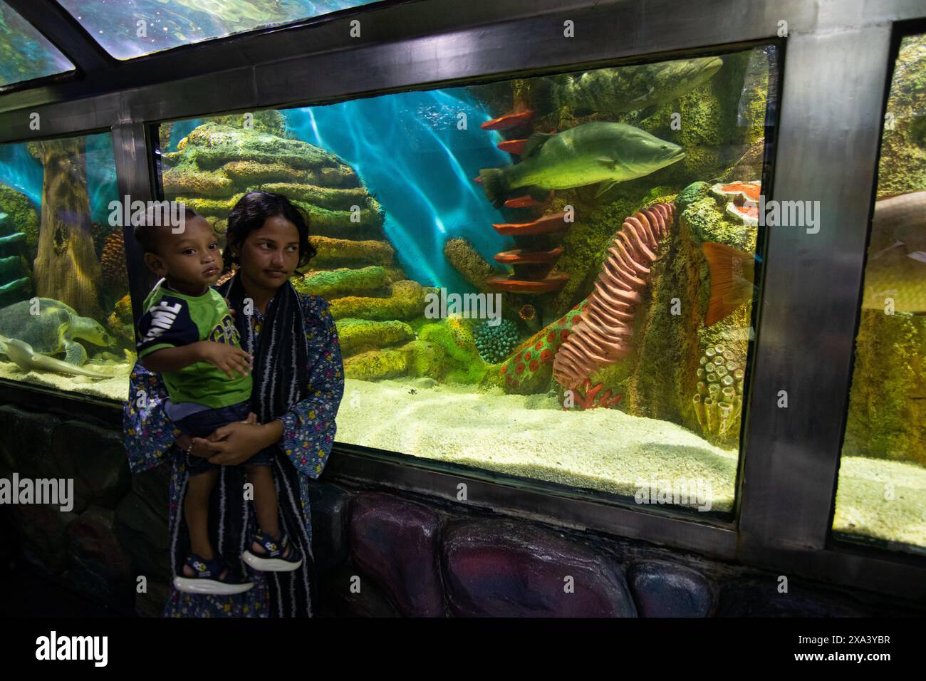 4 juin 2024, Cox's Bazar, Chittagong, Bangladesh : les visiteurs regardent différents types de poissons dans un aquarium au Radiant Fish World à Cox's Bazar, Bangladesh. Radiant Fish World Bangladesh a apporté l'occasion de visiter le premier aquarium de poissons standard international. Radiant Fish World est un aquarium de poissons et un hall d'exposition de poissons situé à Cox's Bazar. Le complexe d'aquarium compte environ 100 types de poissons d'océan et d'eau douce. (Crédit image : © Joy Saha/ZUMA Press Wire) USAGE ÉDITORIAL SEULEMENT! Non destiné à UN USAGE commercial ! Banque D'Images