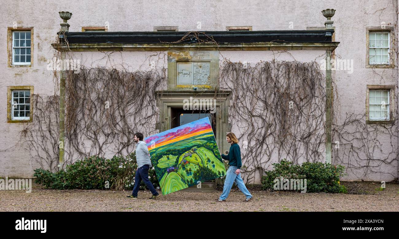 L'artiste Joe pleure avec l'une de ses grandes peintures colorées lors de la première exposition d'art à Colstoun House, East Lothian, Écosse, Royaume-Uni Banque D'Images