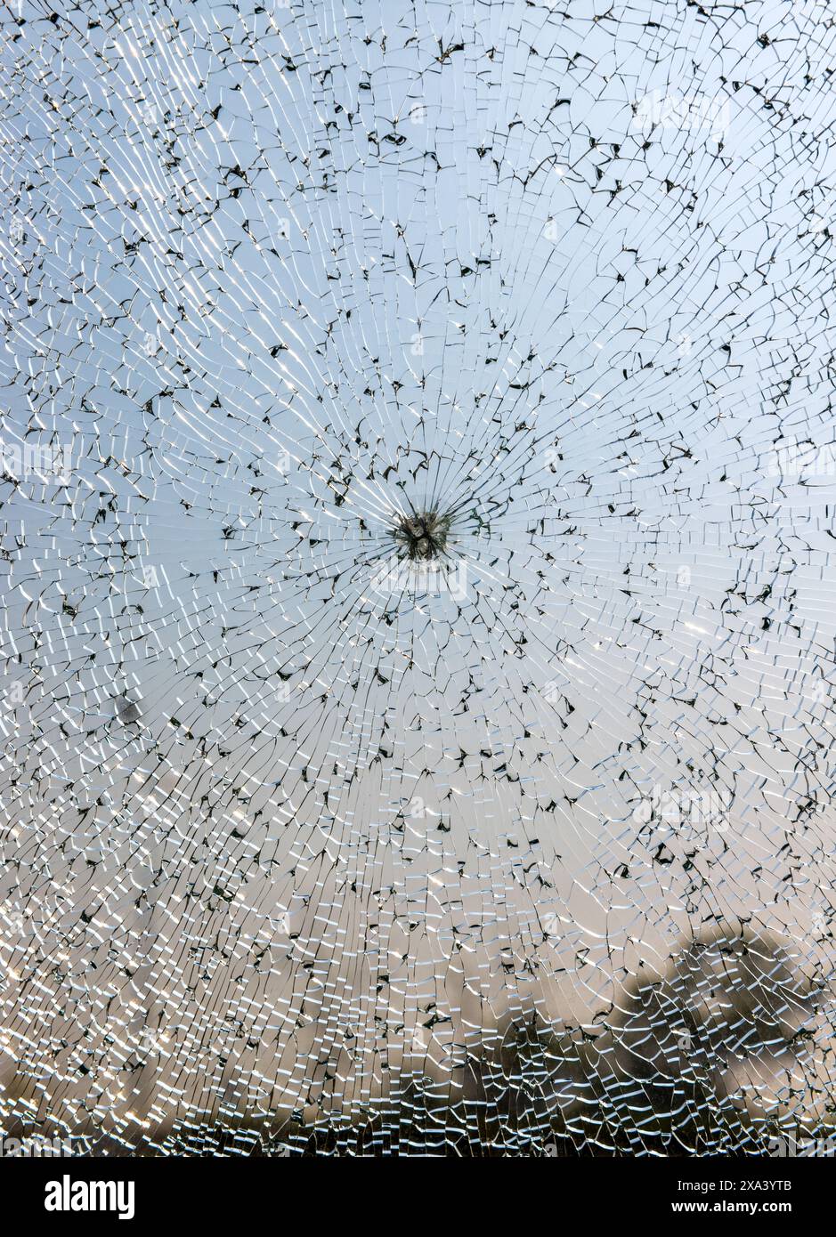 Pare-brise cassé d'une voiture gros plan comme arrière-plan. Texture verre cassé avec des fissures. Banque D'Images