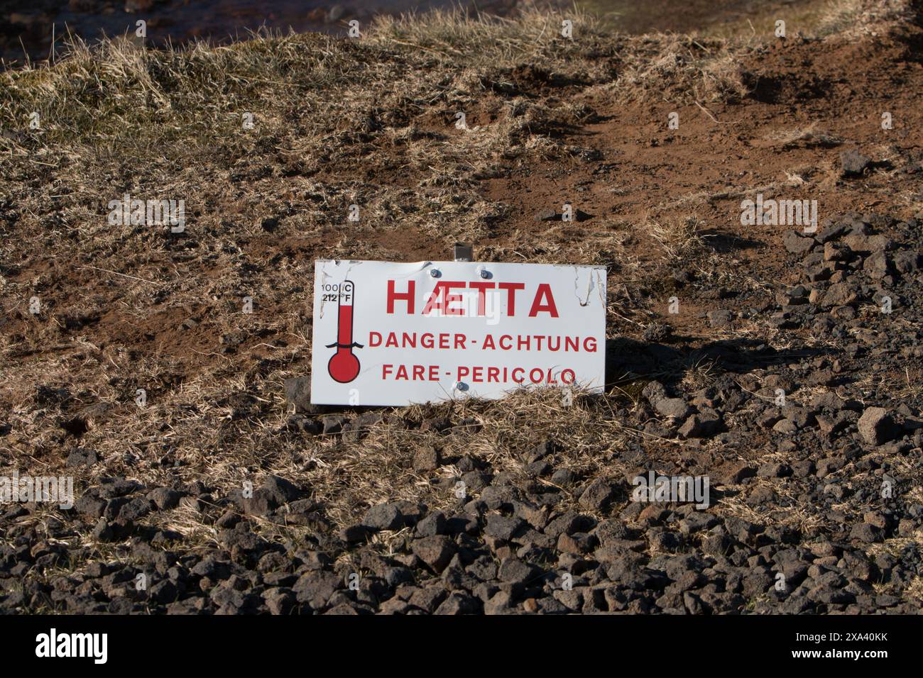 Panneau d'avertissement près des sources géothermiques chaudes dans le sud de l'Islande. 2024 Banque D'Images