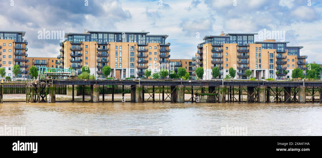 Appartements de luxe le long de la Tamise à Deptford, est de Londres, Royaume-Uni. Manoirs Stretton sur la rive sud. Banque D'Images Appartements de luxe le long de la Tamise à Deptford, est de Londres, Royaume-Uni. Manoirs Stretton sur la rive sud. Banque D'Images