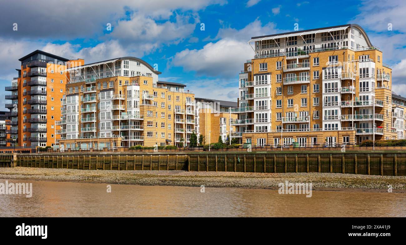 Immeubles d'appartements sur la rive nord de la Tamise, île des chiens, est de Londres, Royaume-Uni. Banque D'Images Immeubles d'appartements sur la rive nord de la Tamise, île des chiens, est de Londres, Royaume-Uni. Banque D'Images