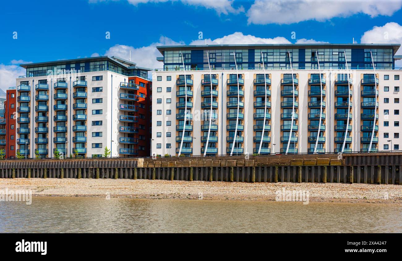 Complexes d'appartements en front de mer sur Newton place, île des chiens, Londres, appartements avec de beaux balcons bleus sur la rive nord de la Tamise. Banque D'Images Complexes d'appartements en front de mer sur Newton place, île des chiens, Londres, appartements avec de beaux balcons bleus sur la rive nord de la Tamise. Banque D'Images