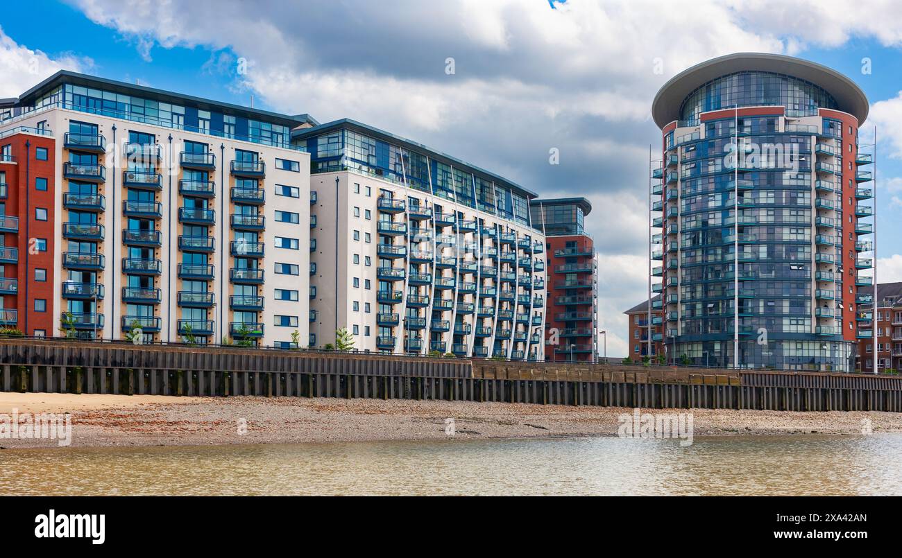 Complexes d'appartements à Newton place et Orion point, Londres, Royaume-Uni. Unités avec balcons bleus sur la rive nord de la Tamise, île des chiens. Banque D'Images Complexes d'appartements à Newton place et Orion point, Londres, Royaume-Uni. Unités avec balcons bleus sur la rive nord de la Tamise, île des chiens. Banque D'Images