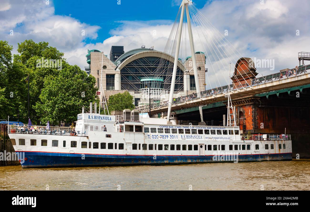 Londres, Royaume-Uni - 2 juillet 2010 : R.S. Hispaniola amarré sur la rive nord de la Tamise. Bateau-restaurant amarré sous la gare de Charing Cross. Banque D'Images Londres, Royaume-Uni - 2 juillet 2010 : R.S. Hispaniola amarré sur la rive nord de la Tamise. Bateau-restaurant amarré sous la gare de Charing Cross. Banque D'Images