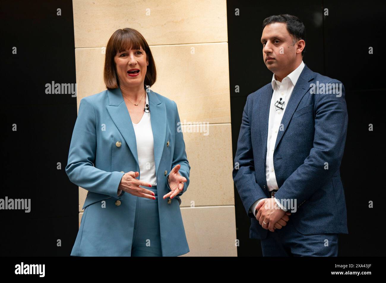 Édimbourg, Écosse, Royaume-Uni. 4 juin 2024. La chancelière fantôme Rachel Reeves et le dirigeant travailliste écossais Anas Sarwar participent à une séance de questions-Réponses discutant des plans économiques du Labour avec le personnel financier du siège de RBS à Édimbourg. Iain Masterton/Alamy Live News Banque D'Images