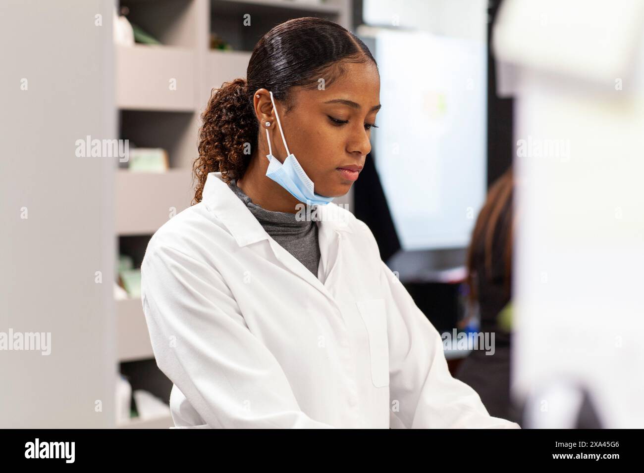 Professionnel de la santé dans un laboratoire, travaillant dans un cabinet médical, Royaume-Uni Banque D'Images