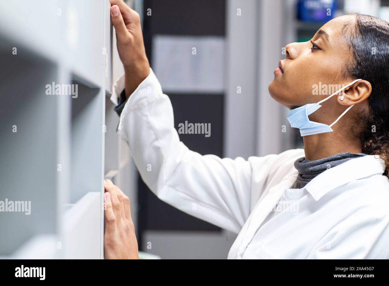 Professionnel de la santé dans un laboratoire, travaillant dans un cabinet médical, Royaume-Uni Banque D'Images