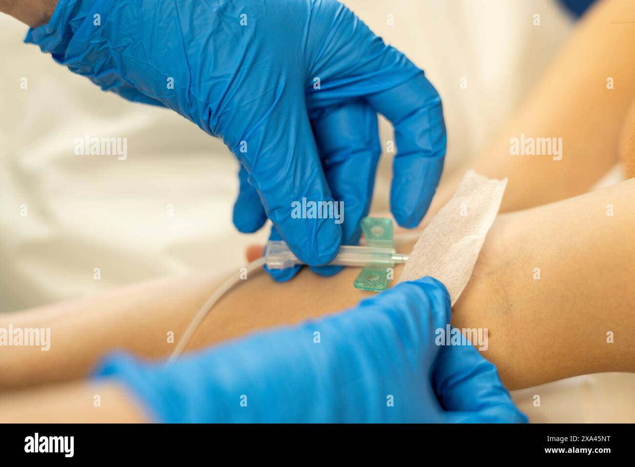 Professionnel de la santé administrant une injection Banque D'Images