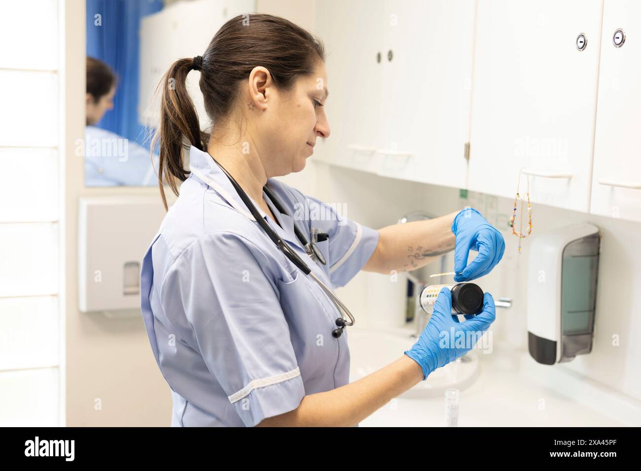 Mains en gants manipulant un résultat de test Banque D'Images