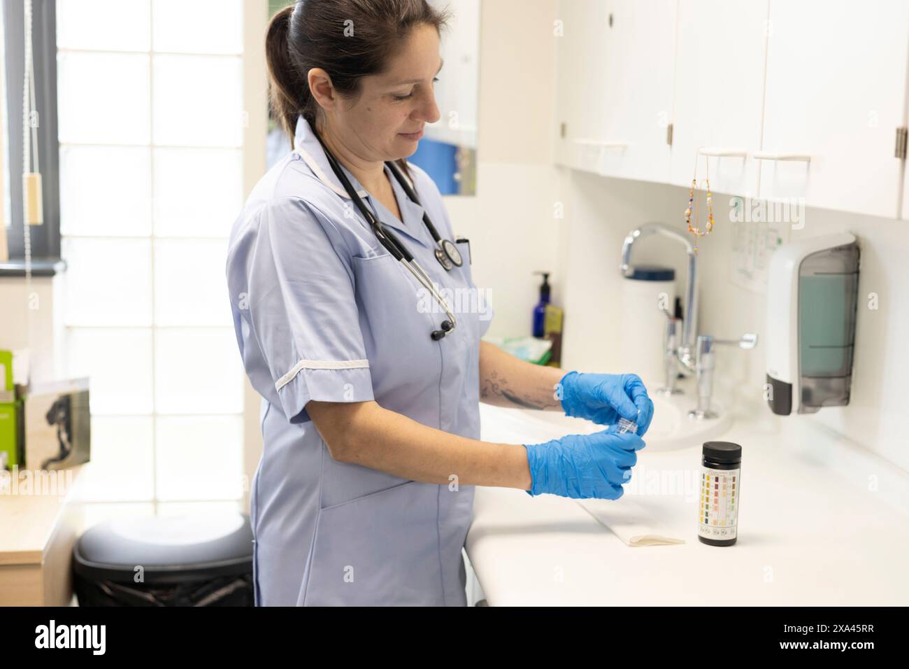 Mains en gants manipulant un résultat de test Banque D'Images