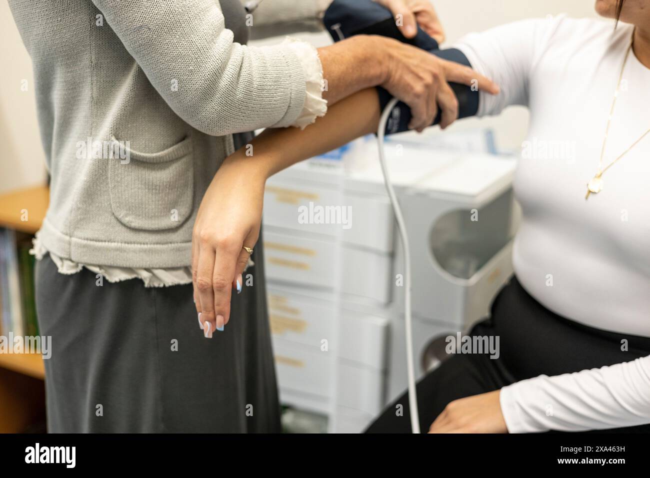 Contrôle tensionnel lors d'une consultation médicale. Banque D'Images