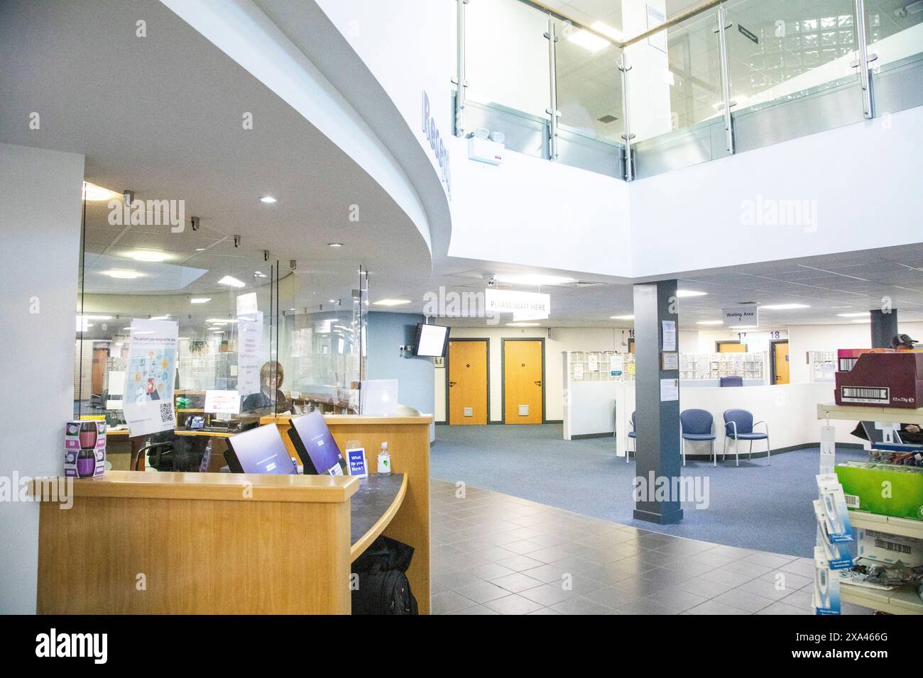 Zone de réception d'un hôpital moderne avec un bureau d'information. Banque D'Images