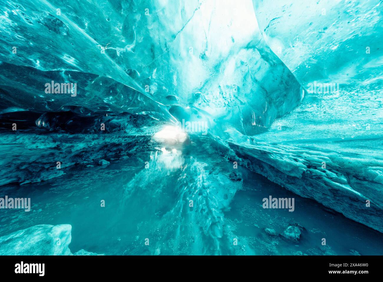 La lumière du soleil filtrant à travers une grotte de glace bleue translucide. Banque D'Images