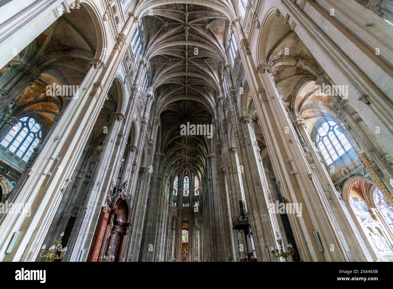 Intérieur majestueux d'une cathédrale gothique aux plafonds voûtés. Banque D'Images